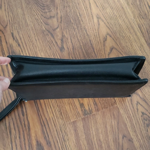 Burberry Leather Clutch with wrist strap - Picture 5 of 5